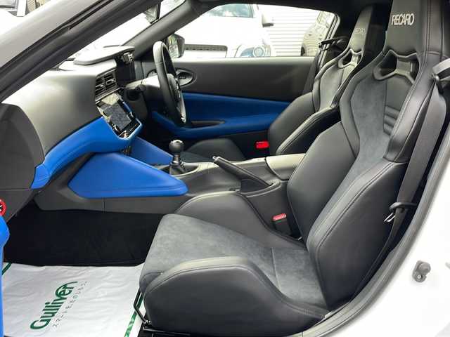 日産 フェアレディ Ｚ バージョンST 東京都 2024(令6)年 0.2万km パールⅡ 車体色　XKJ　プリズムホワイト×スーパーブラック/新車時保証書/ナビ説明書/エマージェンシーブレーキ/前・側・後方支援/インテリジェントクルーズコントロール/純正ナビ/フルセグTV【走行中映ります】/BT/USB/AppleCarplay/BOSEサウンド/バックカメラ　ETC2.0/LEDヘッドライト/オートライト/スマートキー×2【キータグ有】/革巻きハンドル/RECAROシート/BLITZ車高調/SR-SDIXELローター＆パッド/社外１９インチアルミ【TWS】