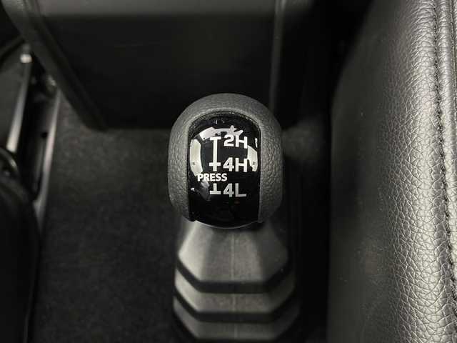 スズキ ジムニー XC 栃木県 2023(令5)年 2.1万km ピュアホワイトP スズキセーフティサポート/・デュアルカメラブレーキサポート/・デュアルセンサーブレーキサポート/・誤発進抑制機能/・車線逸脱抑制機能/・車線逸脱警報機能/・ふらつき警報機能/・先行車発進お知らせ機能/・標識認識機能/禁煙車/4WD/オートライト/LEDヘッドライト/アイドリングストップ/ヘッドライトウォッシャー/シートヒーター/クルーズコントロール/革巻きステアリング/スマートキー/プッシュスタート/ステアリングスイッチ