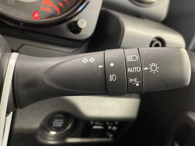 スズキ ジムニー XC 栃木県 2023(令5)年 2.1万km ピュアホワイトP スズキセーフティサポート/・デュアルカメラブレーキサポート/・デュアルセンサーブレーキサポート/・誤発進抑制機能/・車線逸脱抑制機能/・車線逸脱警報機能/・ふらつき警報機能/・先行車発進お知らせ機能/・標識認識機能/禁煙車/4WD/オートライト/LEDヘッドライト/アイドリングストップ/ヘッドライトウォッシャー/シートヒーター/クルーズコントロール/革巻きステアリング/スマートキー/プッシュスタート/ステアリングスイッチ