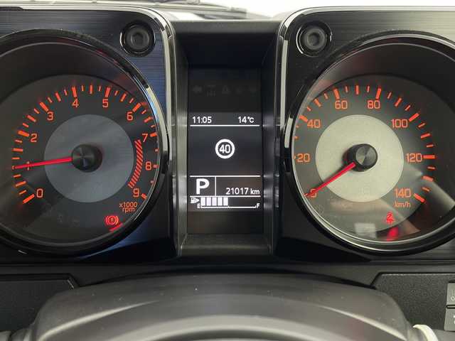 スズキ ジムニー XC 栃木県 2023(令5)年 2.1万km ピュアホワイトP スズキセーフティサポート/・デュアルカメラブレーキサポート/・デュアルセンサーブレーキサポート/・誤発進抑制機能/・車線逸脱抑制機能/・車線逸脱警報機能/・ふらつき警報機能/・先行車発進お知らせ機能/・標識認識機能/禁煙車/4WD/オートライト/LEDヘッドライト/アイドリングストップ/ヘッドライトウォッシャー/シートヒーター/クルーズコントロール/革巻きステアリング/スマートキー/プッシュスタート/ステアリングスイッチ