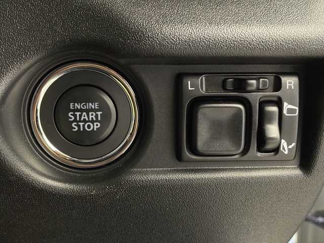 スズキ ジムニー XC 栃木県 2023(令5)年 2.1万km ピュアホワイトP スズキセーフティサポート/・デュアルカメラブレーキサポート/・デュアルセンサーブレーキサポート/・誤発進抑制機能/・車線逸脱抑制機能/・車線逸脱警報機能/・ふらつき警報機能/・先行車発進お知らせ機能/・標識認識機能/禁煙車/4WD/オートライト/LEDヘッドライト/アイドリングストップ/ヘッドライトウォッシャー/シートヒーター/クルーズコントロール/革巻きステアリング/スマートキー/プッシュスタート/ステアリングスイッチ