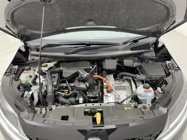 日産 ノート X 茨城県 2023(令5)年 0.9万km ダークメタルグレー 純正9型ナビ/全周囲カメラ/フルセグ/ワイヤレス充電/プロパイロット/衝突被害軽減ブレーキ/車線逸脱抑制装置/オートマチックハイビーム/ソナー/BSI/ETC2.0/ドラレコ/LEDヘッドライト/スマートキー