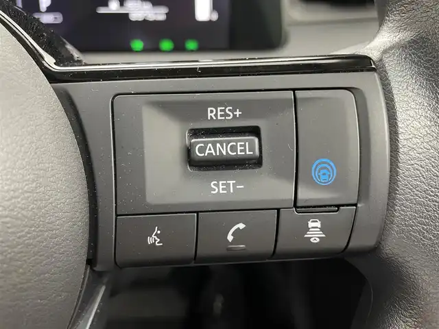 日産 ノート X 茨城県 2023(令5)年 0.9万km ダークメタルグレー 純正9型ナビ/全周囲カメラ/フルセグ/ワイヤレス充電/プロパイロット/衝突被害軽減ブレーキ/車線逸脱抑制装置/オートマチックハイビーム/ソナー/BSI/ETC2.0/ドラレコ/LEDヘッドライト/スマートキー