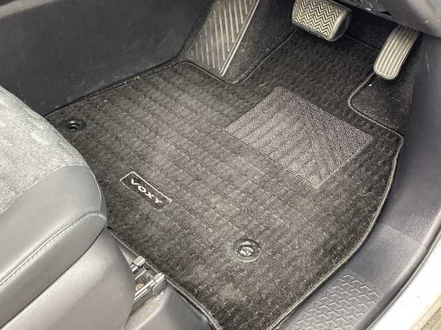 トヨタ ヴォクシー ハイブリッド S－Z 群馬県 2023(令5)年 2.1万km ホワイトパールクリスタルシャイン 純正１４型後部席モニター　ユニバーサルステップ　ＣＤ／ＤＶＤデッキ　純正１０．５型ナビ　バックカメラ　衝突被害軽減システム　ＢＳＭ　両側電動スライドドア　シートヒーター　ＬＥＤ　ＥＴＣ２．０　禁煙車