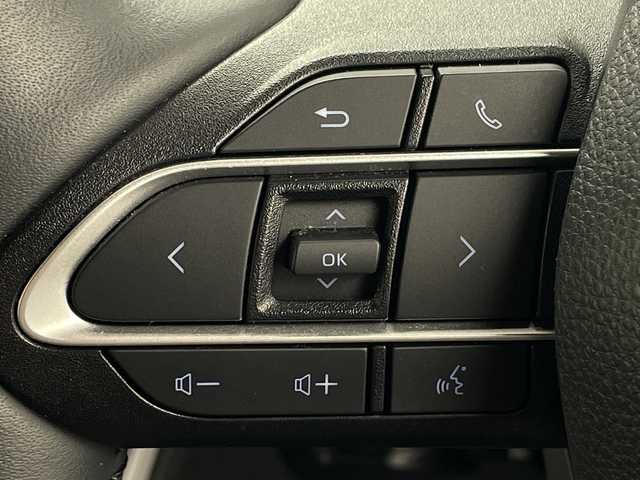 トヨタ ヴォクシー ハイブリッド S－Z 群馬県 2023(令5)年 2.1万km ホワイトパールクリスタルシャイン 純正１４型後部席モニター　ユニバーサルステップ　ＣＤ／ＤＶＤデッキ　純正１０．５型ナビ　バックカメラ　衝突被害軽減システム　ＢＳＭ　両側電動スライドドア　シートヒーター　ＬＥＤ　ＥＴＣ２．０　禁煙車