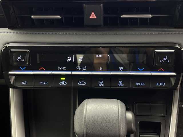 トヨタ ヴォクシー ハイブリッド S－Z 群馬県 2023(令5)年 2.1万km ホワイトパールクリスタルシャイン 純正１４型後部席モニター　ユニバーサルステップ　ＣＤ／ＤＶＤデッキ　純正１０．５型ナビ　バックカメラ　衝突被害軽減システム　ＢＳＭ　両側電動スライドドア　シートヒーター　ＬＥＤ　ＥＴＣ２．０　禁煙車