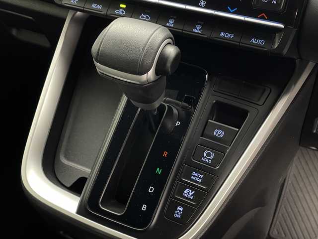 トヨタ ヴォクシー ハイブリッド S－Z 群馬県 2023(令5)年 2.1万km ホワイトパールクリスタルシャイン 純正１４型後部席モニター　ユニバーサルステップ　ＣＤ／ＤＶＤデッキ　純正１０．５型ナビ　バックカメラ　衝突被害軽減システム　ＢＳＭ　両側電動スライドドア　シートヒーター　ＬＥＤ　ＥＴＣ２．０　禁煙車