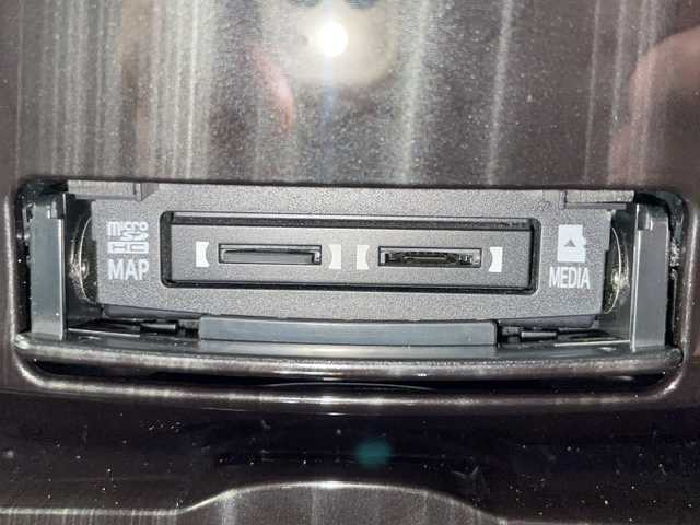 トヨタ クラウン ハイブリッド アスリートS 福島県 2016(平28)年 13.5万km ホワイトパールクリスタルシャイン 純正ナビ(フルセグTV/BT/CD/DVD/AM/FM)　サンルーフ 前後ドラレコ　クルーズコントロール　パワーシート（D席/N席）　シートヒーター(D席/N席）　ステアリングヒーター レーダー　デジタルインナーミラー　ビルトインＥＴＣ　フルエアロ　電動サンシェード LEDヘッドライト 純正ＡＷ　　エンジンスターター　スマートキー スペアキー 保証書 取扱説明書