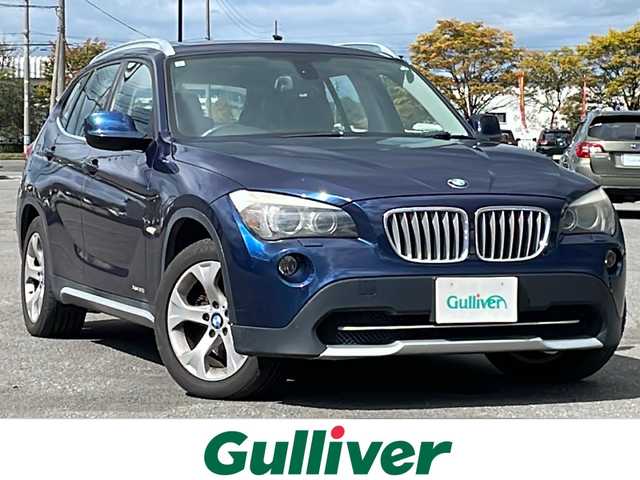 ＢＭＷ Ｘ１ xDrive 25i 道央・札幌 2010(平22)年 7.5万km ディープシーブルー ４WD/純正メーカーナビ/CD/DVD/BT/DTC/ダウンヒルアシストコントロール/ミラー一体型ETC/サンルーフ/前席パワーシート/D席シートヒーター/革巻きステアリング/ステアリングリモコン/MTモード付AT/プッシュスタート/スマートキー/HIDヘッドライト/オートライト/フォグランプ/電動格納ミラー/フロアマット/スペアキー