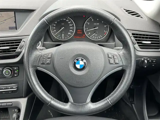 ＢＭＷ Ｘ１ xDrive 25i 道央・札幌 2010(平22)年 7.5万km ディープシーブルー ４WD/純正メーカーナビ/CD/DVD/BT/DTC/ダウンヒルアシストコントロール/ミラー一体型ETC/サンルーフ/前席パワーシート/D席シートヒーター/革巻きステアリング/ステアリングリモコン/MTモード付AT/プッシュスタート/スマートキー/HIDヘッドライト/オートライト/フォグランプ/電動格納ミラー/フロアマット/スペアキー