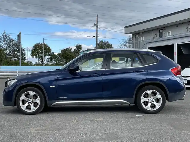 ＢＭＷ Ｘ１ xDrive 25i 道央・札幌 2010(平22)年 7.5万km ディープシーブルー ４WD/純正メーカーナビ/CD/DVD/BT/DTC/ダウンヒルアシストコントロール/ミラー一体型ETC/サンルーフ/前席パワーシート/D席シートヒーター/革巻きステアリング/ステアリングリモコン/MTモード付AT/プッシュスタート/スマートキー/HIDヘッドライト/オートライト/フォグランプ/電動格納ミラー/フロアマット/スペアキー