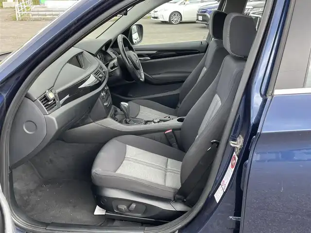 ＢＭＷ Ｘ１ xDrive 25i 道央・札幌 2010(平22)年 7.5万km ディープシーブルー ４WD/純正メーカーナビ/CD/DVD/BT/DTC/ダウンヒルアシストコントロール/ミラー一体型ETC/サンルーフ/前席パワーシート/D席シートヒーター/革巻きステアリング/ステアリングリモコン/MTモード付AT/プッシュスタート/スマートキー/HIDヘッドライト/オートライト/フォグランプ/電動格納ミラー/フロアマット/スペアキー