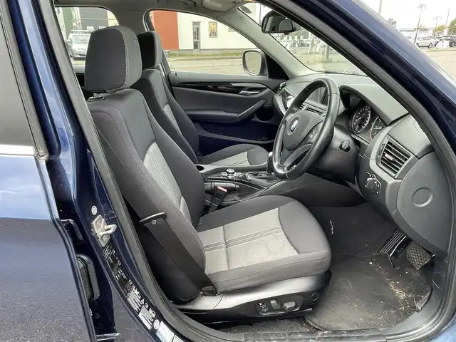 ＢＭＷ Ｘ１ xDrive 25i 道央・札幌 2010(平22)年 7.5万km ディープシーブルー ４WD/純正メーカーナビ/CD/DVD/BT/DTC/ダウンヒルアシストコントロール/ミラー一体型ETC/サンルーフ/前席パワーシート/D席シートヒーター/革巻きステアリング/ステアリングリモコン/MTモード付AT/プッシュスタート/スマートキー/HIDヘッドライト/オートライト/フォグランプ/電動格納ミラー/フロアマット/スペアキー