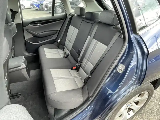 ＢＭＷ Ｘ１ xDrive 25i 道央・札幌 2010(平22)年 7.5万km ディープシーブルー ４WD/純正メーカーナビ/CD/DVD/BT/DTC/ダウンヒルアシストコントロール/ミラー一体型ETC/サンルーフ/前席パワーシート/D席シートヒーター/革巻きステアリング/ステアリングリモコン/MTモード付AT/プッシュスタート/スマートキー/HIDヘッドライト/オートライト/フォグランプ/電動格納ミラー/フロアマット/スペアキー