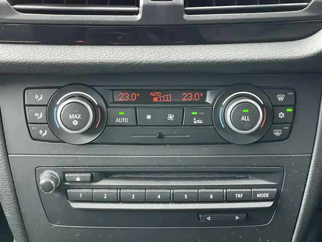 ＢＭＷ Ｘ１ xDrive 25i 道央・札幌 2010(平22)年 7.5万km ディープシーブルー ４WD/純正メーカーナビ/CD/DVD/BT/DTC/ダウンヒルアシストコントロール/ミラー一体型ETC/サンルーフ/前席パワーシート/D席シートヒーター/革巻きステアリング/ステアリングリモコン/MTモード付AT/プッシュスタート/スマートキー/HIDヘッドライト/オートライト/フォグランプ/電動格納ミラー/フロアマット/スペアキー