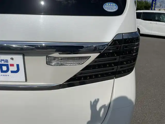 トヨタ アルファード 240S 和歌山県 2012(平24)年 14万km ホワイトパールクリスタルシャイン (株)IDOMが運営する【じしゃロン和歌山店】の自社ローン専用車両になります。こちらは現金またはオートローンご利用時の価格です。自社ローンご希望の方は別途その旨お申付け下さい/純正7インチナビ/フルセグTV/ETC/バックカメラ/両側パワースライドドア/純正フリップダウン/純正フロアマット/純正アルミホイール/ヴァレンティ製社外テールライト/RSR製ダウンサス