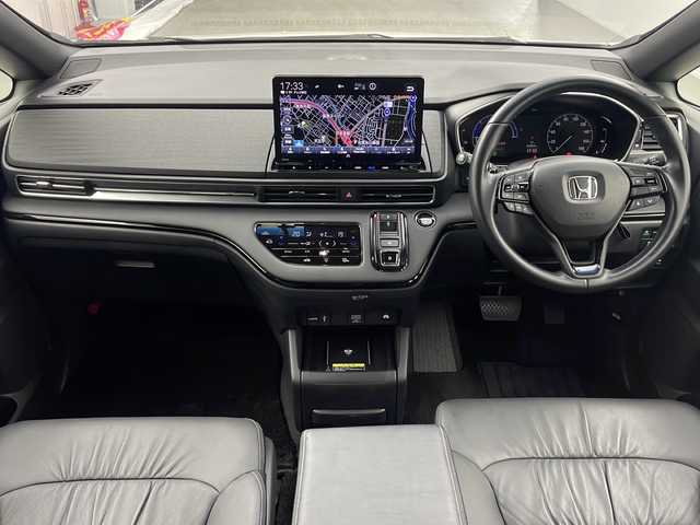 ホンダ オデッセイ ハイブリッド e:HEVアブソルート EXブラックED 大阪府 2023(令5)年 1.9万km プラチナホワイトパール 純正11インチナビ/【フルセグＴＶ/ＡＭ/ＦＭ/ＣＤ/ＤＶＤ/ＢＴ/ＵＳＢ/ＨＤＭＩ//ＡｐｐｌｅＣａｒＰｌａｙ/ＡｎｄｒｏｉｄＡｕｔｏ】/純正ドライブレコーダー前後/ETC/バックカメラ(全方位)/Honda SENSING/・衝突軽減ブレーキ/・誤発進抑制機能/・後方誤発進抑制機能/・近距離衝突軽減ブレーキ/・歩行者事故低減ステアリング/・路外逸脱抑制機能/・追従機能付きアダプティブクルーズコントロール/・車線維持支援システム/・先行車発進お知らせ機能/・標識認識機能/・オートハイビーム/・ブラインドスポットインフォメーション/・パーキングセンサーシステム/・後退出庫サポート/パワーシート(D席・N席・2列目)/シートヒーター(D席・N席・２列目)/オットマン(2列目)/両側パワースライドドア/パワーバックドア/純正フロアマット/スマートキー