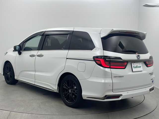 ホンダ オデッセイ ハイブリッド e:HEVアブソルート EXブラックED 大阪府 2023(令5)年 1.9万km プラチナホワイトパール 純正11インチナビ/【フルセグＴＶ/ＡＭ/ＦＭ/ＣＤ/ＤＶＤ/ＢＴ/ＵＳＢ/ＨＤＭＩ//ＡｐｐｌｅＣａｒＰｌａｙ/ＡｎｄｒｏｉｄＡｕｔｏ】/純正ドライブレコーダー前後/ETC/バックカメラ(全方位)/Honda SENSING/・衝突軽減ブレーキ/・誤発進抑制機能/・後方誤発進抑制機能/・近距離衝突軽減ブレーキ/・歩行者事故低減ステアリング/・路外逸脱抑制機能/・追従機能付きアダプティブクルーズコントロール/・車線維持支援システム/・先行車発進お知らせ機能/・標識認識機能/・オートハイビーム/・ブラインドスポットインフォメーション/・パーキングセンサーシステム/・後退出庫サポート/パワーシート(D席・N席・2列目)/シートヒーター(D席・N席・２列目)/オットマン(2列目)/両側パワースライドドア/パワーバックドア/純正フロアマット/スマートキー