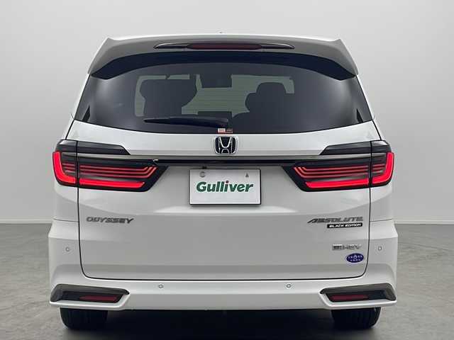 ホンダ オデッセイ ハイブリッド e:HEVアブソルート EXブラックED 大阪府 2023(令5)年 1.9万km プラチナホワイトパール 純正11インチナビ/【フルセグＴＶ/ＡＭ/ＦＭ/ＣＤ/ＤＶＤ/ＢＴ/ＵＳＢ/ＨＤＭＩ//ＡｐｐｌｅＣａｒＰｌａｙ/ＡｎｄｒｏｉｄＡｕｔｏ】/純正ドライブレコーダー前後/ETC/バックカメラ(全方位)/Honda SENSING/・衝突軽減ブレーキ/・誤発進抑制機能/・後方誤発進抑制機能/・近距離衝突軽減ブレーキ/・歩行者事故低減ステアリング/・路外逸脱抑制機能/・追従機能付きアダプティブクルーズコントロール/・車線維持支援システム/・先行車発進お知らせ機能/・標識認識機能/・オートハイビーム/・ブラインドスポットインフォメーション/・パーキングセンサーシステム/・後退出庫サポート/パワーシート(D席・N席・2列目)/シートヒーター(D席・N席・２列目)/オットマン(2列目)/両側パワースライドドア/パワーバックドア/純正フロアマット/スマートキー