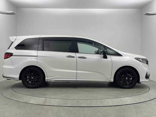 ホンダ オデッセイ ハイブリッド e:HEVアブソルート EXブラックED 大阪府 2023(令5)年 1.9万km プラチナホワイトパール 純正11インチナビ/【フルセグＴＶ/ＡＭ/ＦＭ/ＣＤ/ＤＶＤ/ＢＴ/ＵＳＢ/ＨＤＭＩ//ＡｐｐｌｅＣａｒＰｌａｙ/ＡｎｄｒｏｉｄＡｕｔｏ】/純正ドライブレコーダー前後/ETC/バックカメラ(全方位)/Honda SENSING/・衝突軽減ブレーキ/・誤発進抑制機能/・後方誤発進抑制機能/・近距離衝突軽減ブレーキ/・歩行者事故低減ステアリング/・路外逸脱抑制機能/・追従機能付きアダプティブクルーズコントロール/・車線維持支援システム/・先行車発進お知らせ機能/・標識認識機能/・オートハイビーム/・ブラインドスポットインフォメーション/・パーキングセンサーシステム/・後退出庫サポート/パワーシート(D席・N席・2列目)/シートヒーター(D席・N席・２列目)/オットマン(2列目)/両側パワースライドドア/パワーバックドア/純正フロアマット/スマートキー