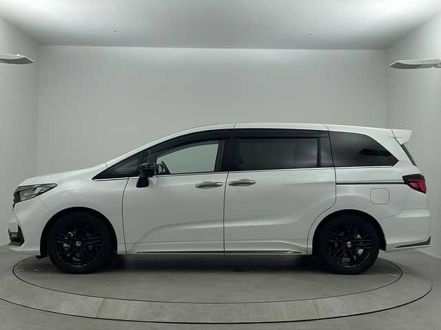 ホンダ オデッセイ ハイブリッド e:HEVアブソルート EXブラックED 大阪府 2023(令5)年 1.9万km プラチナホワイトパール 純正11インチナビ/【フルセグＴＶ/ＡＭ/ＦＭ/ＣＤ/ＤＶＤ/ＢＴ/ＵＳＢ/ＨＤＭＩ//ＡｐｐｌｅＣａｒＰｌａｙ/ＡｎｄｒｏｉｄＡｕｔｏ】/純正ドライブレコーダー前後/ETC/バックカメラ(全方位)/Honda SENSING/・衝突軽減ブレーキ/・誤発進抑制機能/・後方誤発進抑制機能/・近距離衝突軽減ブレーキ/・歩行者事故低減ステアリング/・路外逸脱抑制機能/・追従機能付きアダプティブクルーズコントロール/・車線維持支援システム/・先行車発進お知らせ機能/・標識認識機能/・オートハイビーム/・ブラインドスポットインフォメーション/・パーキングセンサーシステム/・後退出庫サポート/パワーシート(D席・N席・2列目)/シートヒーター(D席・N席・２列目)/オットマン(2列目)/両側パワースライドドア/パワーバックドア/純正フロアマット/スマートキー