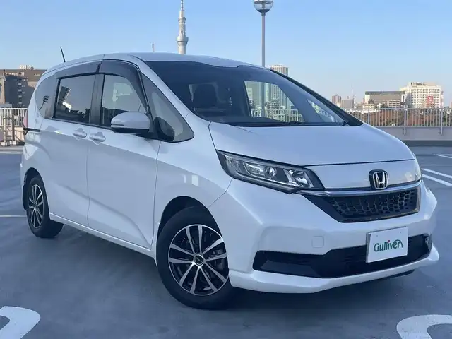 ホンダ フリード G ホンダセンシング 東京都 2020(令2)年 1.7万km プラチナホワイトパール ワンオーナー/Gatheres製　９インチプレミアインターナビ/（MUSIC ROCK/BT/DVD/CD)/バックカメラ/純正ドライブレコーダー（DRH-204VD)/助手席リフトアップシート/両側パワースライドドア/ビルトインETC/ヒーテッドミラー/アイドリングストップ/エンジンプッシュボタン/社外１５インチアルミ/バイザー・マット/ホンダセンシング/衝突軽減ブレーキ/誤発進抑制機能/後方誤発進抑制機能/歩行者事故低減ステアリング/先行車発進お知らせ/標識認識機能/アダプティブクルーズコントロール/車線維持支援システム/スペアキー１本/保証書・取説