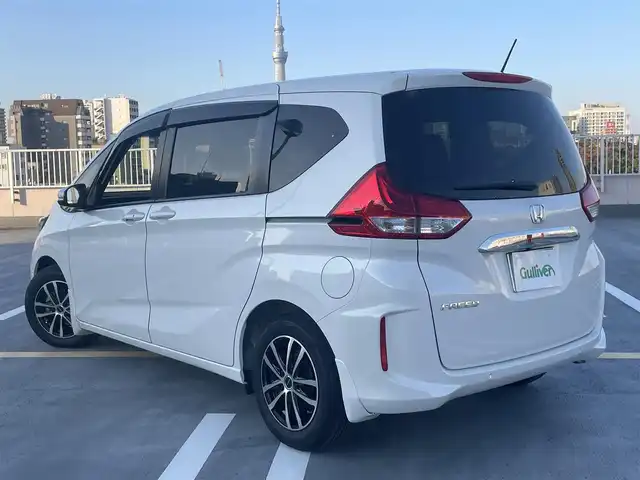 ホンダ フリード G ホンダセンシング 東京都 2020(令2)年 1.7万km プラチナホワイトパール ワンオーナー/Gatheres製　９インチプレミアインターナビ/（MUSIC ROCK/BT/DVD/CD)/バックカメラ/純正ドライブレコーダー（DRH-204VD)/助手席リフトアップシート/両側パワースライドドア/ビルトインETC/ヒーテッドミラー/アイドリングストップ/エンジンプッシュボタン/社外１５インチアルミ/バイザー・マット/ホンダセンシング/衝突軽減ブレーキ/誤発進抑制機能/後方誤発進抑制機能/歩行者事故低減ステアリング/先行車発進お知らせ/標識認識機能/アダプティブクルーズコントロール/車線維持支援システム/スペアキー１本/保証書・取説