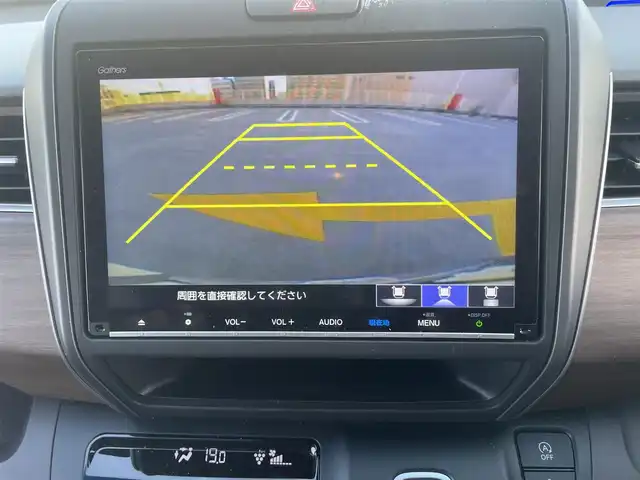 ホンダ フリード G ホンダセンシング 東京都 2020(令2)年 1.7万km プラチナホワイトパール ワンオーナー/Gatheres製　９インチプレミアインターナビ/（MUSIC ROCK/BT/DVD/CD)/バックカメラ/純正ドライブレコーダー（DRH-204VD)/助手席リフトアップシート/両側パワースライドドア/ビルトインETC/ヒーテッドミラー/アイドリングストップ/エンジンプッシュボタン/社外１５インチアルミ/バイザー・マット/ホンダセンシング/衝突軽減ブレーキ/誤発進抑制機能/後方誤発進抑制機能/歩行者事故低減ステアリング/先行車発進お知らせ/標識認識機能/アダプティブクルーズコントロール/車線維持支援システム/スペアキー１本/保証書・取説