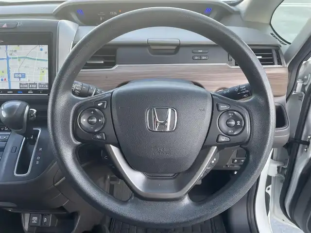 ホンダ フリード G ホンダセンシング 東京都 2020(令2)年 1.7万km プラチナホワイトパール ワンオーナー/Gatheres製　９インチプレミアインターナビ/（MUSIC ROCK/BT/DVD/CD)/バックカメラ/純正ドライブレコーダー（DRH-204VD)/助手席リフトアップシート/両側パワースライドドア/ビルトインETC/ヒーテッドミラー/アイドリングストップ/エンジンプッシュボタン/社外１５インチアルミ/バイザー・マット/ホンダセンシング/衝突軽減ブレーキ/誤発進抑制機能/後方誤発進抑制機能/歩行者事故低減ステアリング/先行車発進お知らせ/標識認識機能/アダプティブクルーズコントロール/車線維持支援システム/スペアキー１本/保証書・取説