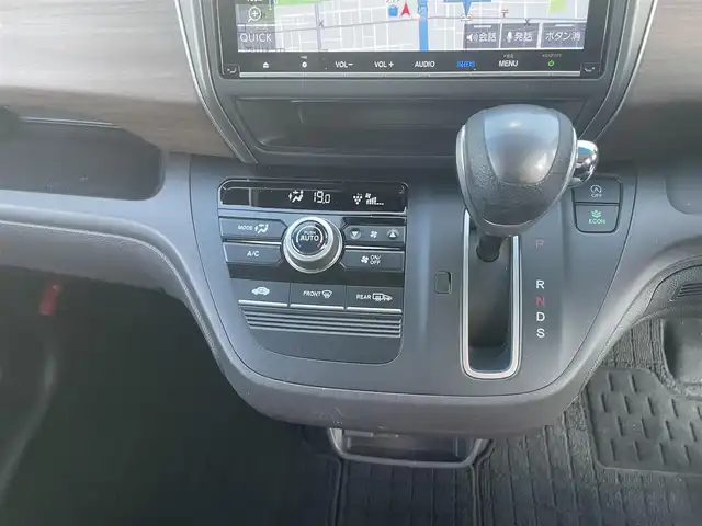 ホンダ フリード G ホンダセンシング 東京都 2020(令2)年 1.7万km プラチナホワイトパール ワンオーナー/Gatheres製　９インチプレミアインターナビ/（MUSIC ROCK/BT/DVD/CD)/バックカメラ/純正ドライブレコーダー（DRH-204VD)/助手席リフトアップシート/両側パワースライドドア/ビルトインETC/ヒーテッドミラー/アイドリングストップ/エンジンプッシュボタン/社外１５インチアルミ/バイザー・マット/ホンダセンシング/衝突軽減ブレーキ/誤発進抑制機能/後方誤発進抑制機能/歩行者事故低減ステアリング/先行車発進お知らせ/標識認識機能/アダプティブクルーズコントロール/車線維持支援システム/スペアキー１本/保証書・取説