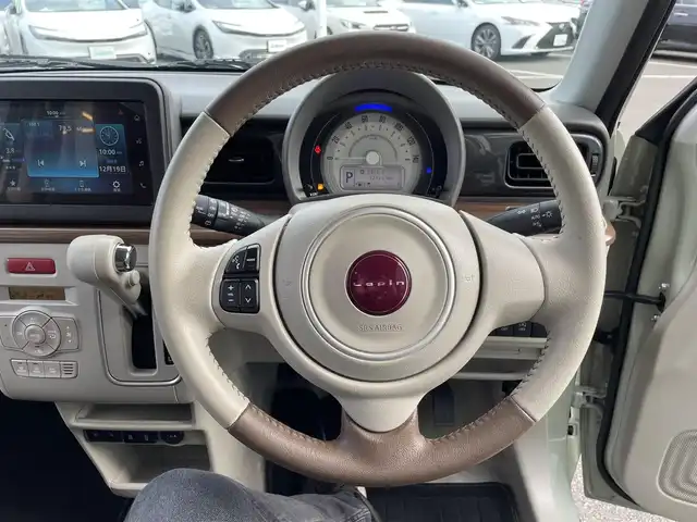 スズキ ラパン X 東京都 2025(令7)年 1.3万km トラッドカーキメタリック/ソフトベージュ 2トーン 純正ディスプレイオーディオ/ドライブレコーダー/フロアマット/Bluetooth/クリアランスソナー/前席シートヒーター/バックカメラ/革巻きステアリング/ステアリングスイッチ/アイドリングストップ/レーンキープアシスト/衝突軽減ブレーキ/ハーフレザーシート