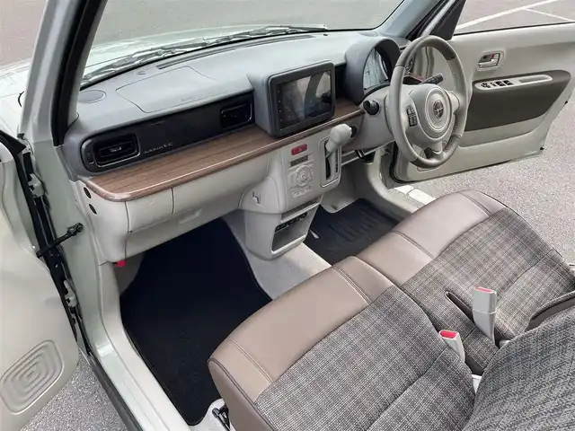 スズキ ラパン X 東京都 2025(令7)年 1.3万km トラッドカーキメタリック/ソフトベージュ 2トーン 純正ディスプレイオーディオ/ドライブレコーダー/フロアマット/Bluetooth/クリアランスソナー/前席シートヒーター/バックカメラ/革巻きステアリング/ステアリングスイッチ/アイドリングストップ/レーンキープアシスト/衝突軽減ブレーキ/ハーフレザーシート