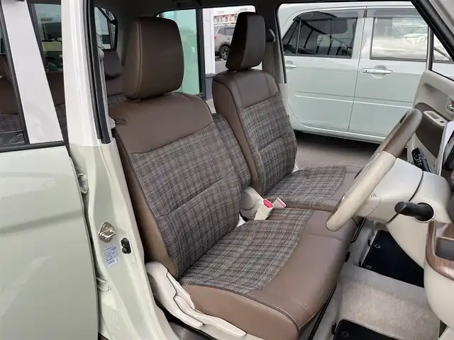 スズキ ラパン X 東京都 2025(令7)年 1.3万km トラッドカーキメタリック/ソフトベージュ 2トーン 純正ディスプレイオーディオ/ドライブレコーダー/フロアマット/Bluetooth/クリアランスソナー/前席シートヒーター/バックカメラ/革巻きステアリング/ステアリングスイッチ/アイドリングストップ/レーンキープアシスト/衝突軽減ブレーキ/ハーフレザーシート