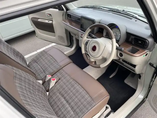 スズキ ラパン X 東京都 2025(令7)年 1.3万km トラッドカーキメタリック/ソフトベージュ 2トーン 純正ディスプレイオーディオ/ドライブレコーダー/フロアマット/Bluetooth/クリアランスソナー/前席シートヒーター/バックカメラ/革巻きステアリング/ステアリングスイッチ/アイドリングストップ/レーンキープアシスト/衝突軽減ブレーキ/ハーフレザーシート