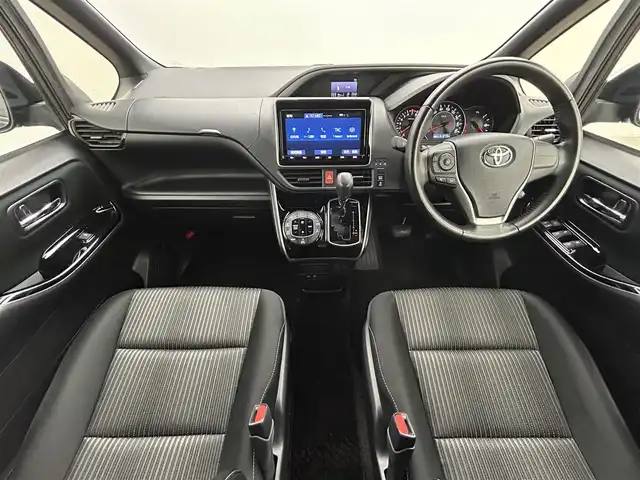 トヨタ ヴォクシー ZS 煌Ⅱ 岡山県 2019(平31)年 5.2万km ブラック 純正9インチナビ/ナビ型番：NSZT-Y68T/【CD/DVD/Bluetooth/フルセグTV】/両側パワースライドドア/バックカメラ/純正ドライブレコーダー(前)/LEDヘッドライト/クルーズコントロール/衝突軽減ブレーキシステム/オートライト/オートハイビーム/コーナーセンサー/ウインカーミラー/シートバックテーブル/シートリフター/チルドステアリング/ステアリングスイッチ/後席サンシェード/レーンアシスト/横滑り防止装置