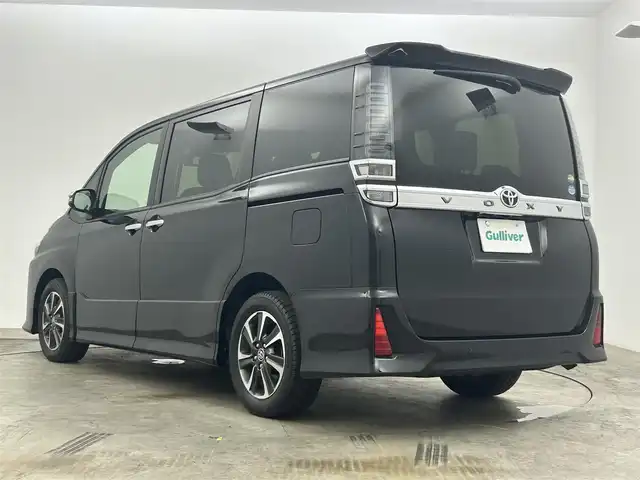 トヨタ ヴォクシー ZS 煌Ⅱ 岡山県 2019(平31)年 5.2万km ブラック 純正9インチナビ/ナビ型番：NSZT-Y68T/【CD/DVD/Bluetooth/フルセグTV】/両側パワースライドドア/バックカメラ/純正ドライブレコーダー(前)/LEDヘッドライト/クルーズコントロール/衝突軽減ブレーキシステム/オートライト/オートハイビーム/コーナーセンサー/ウインカーミラー/シートバックテーブル/シートリフター/チルドステアリング/ステアリングスイッチ/後席サンシェード/レーンアシスト/横滑り防止装置