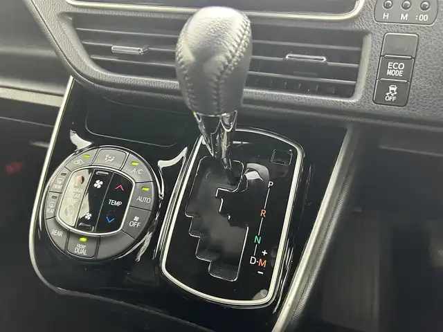 トヨタ ヴォクシー ZS 煌Ⅱ 岡山県 2019(平31)年 5.2万km ブラック 純正9インチナビ/ナビ型番：NSZT-Y68T/【CD/DVD/Bluetooth/フルセグTV】/両側パワースライドドア/バックカメラ/純正ドライブレコーダー(前)/LEDヘッドライト/クルーズコントロール/衝突軽減ブレーキシステム/オートライト/オートハイビーム/コーナーセンサー/ウインカーミラー/シートバックテーブル/シートリフター/チルドステアリング/ステアリングスイッチ/後席サンシェード/レーンアシスト/横滑り防止装置