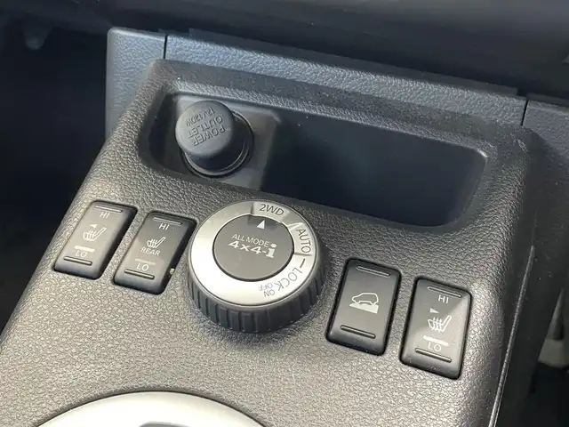 日産 エクストレイル 20Xtt 岡山県 2013(平25)年 3.2万km ブリリアントホワイトパール 登録時走行距離31947km/純正SDナビ/(AM/FM/TV/BT/DISC)/ダウンヒルアシストコントロール/4WD/バックカメラ/ビルトインETC/クルーズコントロール/全席シートヒーター/ルーフレール/スマートキー/スペアキー/USB入力端子/純正１８インチアルミホイール/キセノンヘッドライト