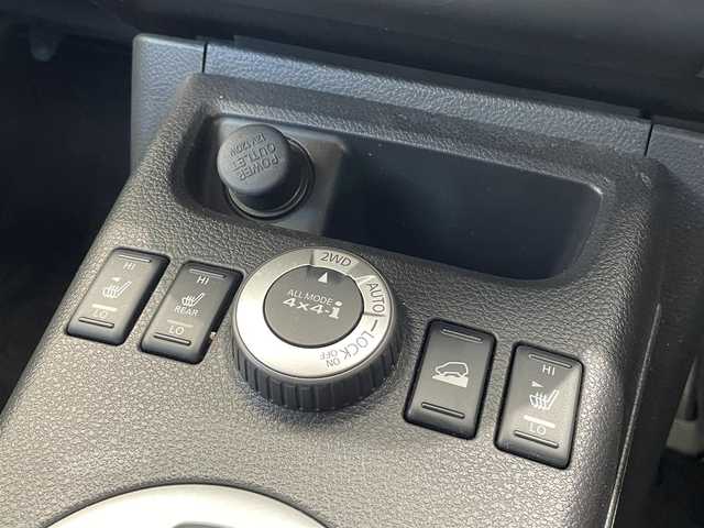 日産 エクストレイル 20Xtt 岡山県 2013(平25)年 3.2万km ブリリアントホワイトパール 登録時走行距離31947km/純正SDナビ/(AM/FM/TV/BT/DISC)/ダウンヒルアシストコントロール/4WD/バックカメラ/ビルトインETC/クルーズコントロール/全席シートヒーター/ルーフレール/スマートキー/スペアキー/USB入力端子/純正１８インチアルミホイール/キセノンヘッドライト