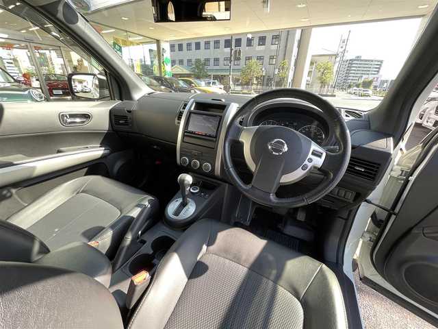 日産 エクストレイル 20Xtt 岡山県 2013(平25)年 3.2万km ブリリアントホワイトパール 登録時走行距離31947km/純正SDナビ/(AM/FM/TV/BT/DISC)/ダウンヒルアシストコントロール/4WD/バックカメラ/ビルトインETC/クルーズコントロール/全席シートヒーター/ルーフレール/スマートキー/スペアキー/USB入力端子/純正１８インチアルミホイール/キセノンヘッドライト