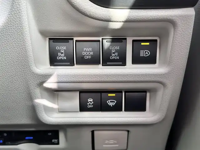 トヨタ シエンタ ハイブリッド Z 宮城県 2025(令7)年 0.3万km プラチナホワイトパールマイカ トヨタチームメイト/・アドバンストパーク/・パーキングサポートブレーキ（周囲静止物/後方歩行者）/・パノラミックビューモニター（床下透過表示機能付）/コンフォートパッケージ/・IRカット機能付ガラス/・ステアリングヒーター/・シートヒーター（運転席/助手席）/寒冷地仕様/アクセサリーコンセント/＝＝＝/セーフティセンス/・プリクラッシュセーフティ/・レーントレーシングアシスト/・レーンディパーチャーアラート/・レーダークルーズコントロール/・アダプティブハイビーム獅子打てむ/・ロードサインアシスト/・ドライバー異常時対応システム/・プロアクティブドライビングアシスト/・発進遅れ告知機能/パーキングサポートブレーキ（前後方静止物/後方接近車両）/BSM/ディスプレイオーディオプラス/・コネクティッドナビ対応10.5インチディスプレイ/・車載ナビ/・Bluetooth/・フルセグTV/・AppleCarPlay/AndroidAuto/ビルトインETC/ドライブレコーダー/ハンズフリーパワースライドドア（両側）/モデリスタ15インチAW