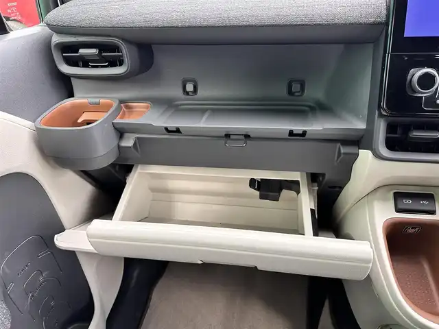 トヨタ シエンタ ハイブリッド Z 宮城県 2025(令7)年 0.3万km プラチナホワイトパールマイカ トヨタチームメイト/・アドバンストパーク/・パーキングサポートブレーキ（周囲静止物/後方歩行者）/・パノラミックビューモニター（床下透過表示機能付）/コンフォートパッケージ/・IRカット機能付ガラス/・ステアリングヒーター/・シートヒーター（運転席/助手席）/寒冷地仕様/アクセサリーコンセント/＝＝＝/セーフティセンス/・プリクラッシュセーフティ/・レーントレーシングアシスト/・レーンディパーチャーアラート/・レーダークルーズコントロール/・アダプティブハイビーム獅子打てむ/・ロードサインアシスト/・ドライバー異常時対応システム/・プロアクティブドライビングアシスト/・発進遅れ告知機能/パーキングサポートブレーキ（前後方静止物/後方接近車両）/BSM/ディスプレイオーディオプラス/・コネクティッドナビ対応10.5インチディスプレイ/・車載ナビ/・Bluetooth/・フルセグTV/・AppleCarPlay/AndroidAuto/ビルトインETC/ドライブレコーダー/ハンズフリーパワースライドドア（両側）/モデリスタ15インチAW