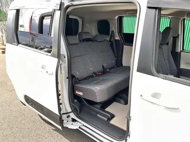 トヨタ シエンタ ハイブリッド Z 宮城県 2025(令7)年 0.3万km プラチナホワイトパールマイカ トヨタチームメイト/・アドバンストパーク/・パーキングサポートブレーキ（周囲静止物/後方歩行者）/・パノラミックビューモニター（床下透過表示機能付）/コンフォートパッケージ/・IRカット機能付ガラス/・ステアリングヒーター/・シートヒーター（運転席/助手席）/寒冷地仕様/アクセサリーコンセント/＝＝＝/セーフティセンス/・プリクラッシュセーフティ/・レーントレーシングアシスト/・レーンディパーチャーアラート/・レーダークルーズコントロール/・アダプティブハイビーム獅子打てむ/・ロードサインアシスト/・ドライバー異常時対応システム/・プロアクティブドライビングアシスト/・発進遅れ告知機能/パーキングサポートブレーキ（前後方静止物/後方接近車両）/BSM/ディスプレイオーディオプラス/・コネクティッドナビ対応10.5インチディスプレイ/・車載ナビ/・Bluetooth/・フルセグTV/・AppleCarPlay/AndroidAuto/ビルトインETC/ドライブレコーダー/ハンズフリーパワースライドドア（両側）/モデリスタ15インチAW