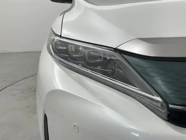 トヨタ ハリアー プレミアム 福岡県 2017(平29)年 5.8万km ホワイトパールクリスタルシャイン 純正ナビ（ＢＴ，フルセグＴＶ）　/バックカメラ　/ビルトインＥＴＣ　/ＡＣＣ　/コーナーセンサー　/衝突被害軽減ブレーキ　/レーンキープ　/アイドリングストップ　/パワーバックドア　/ハーフレザー　/純正１８インチＡＷ