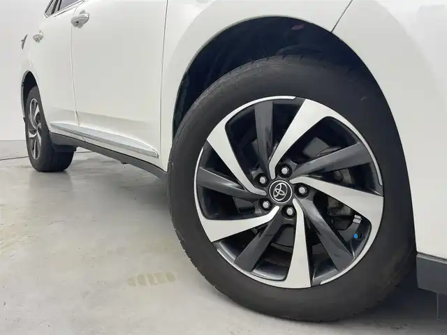トヨタ ハリアー プレミアム 福岡県 2017(平29)年 5.8万km ホワイトパールクリスタルシャイン 純正ナビ（ＢＴ，フルセグＴＶ）　/バックカメラ　/ビルトインＥＴＣ　/ＡＣＣ　/コーナーセンサー　/衝突被害軽減ブレーキ　/レーンキープ　/アイドリングストップ　/パワーバックドア　/ハーフレザー　/純正１８インチＡＷ