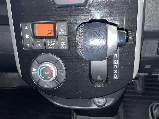 ダイハツ タント カスタム RS トップED SAⅡ 和歌山県 2015(平27)年 8.4万km パールホワイトⅢ (株)IDOMが運営する【じしゃロン和歌山店】の自社ローン専用車両になります。こちらは現金またはオートローンご利用時の価格です。自社ローンご希望の方は別途その旨お申付け下さい/・純正HDDナビ/・フルセグテレビ/・CD/DVD再生機能/・ミュージックサーバー（HDD録音機能）/・Bluetooth接続機能/・ベンチシート/・両側電動スライドドア/・純正フロアマット/・純正15インチアルミホイール/・純正LEDヘッドライト/・オートライト/・衝突軽減ブレーキ/・レーンキープアシスト/・誤発進抑制機能/・スマートキー/・プッシュスタート/・オートエアコン