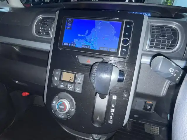 ダイハツ タント カスタム RS トップED SAⅡ 和歌山県 2015(平27)年 8.4万km パールホワイトⅢ (株)IDOMが運営する【じしゃロン和歌山店】の自社ローン専用車両になります。こちらは現金またはオートローンご利用時の価格です。自社ローンご希望の方は別途その旨お申付け下さい/・純正HDDナビ/・フルセグテレビ/・CD/DVD再生機能/・ミュージックサーバー（HDD録音機能）/・Bluetooth接続機能/・ベンチシート/・両側電動スライドドア/・純正フロアマット/・純正15インチアルミホイール/・純正LEDヘッドライト/・オートライト/・衝突軽減ブレーキ/・レーンキープアシスト/・誤発進抑制機能/・スマートキー/・プッシュスタート/・オートエアコン