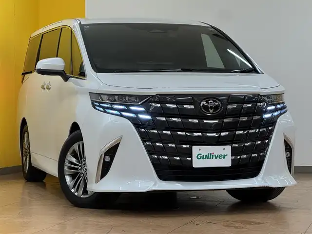 トヨタ アルファード Z 群馬県 2024(令6)年 0.9万km プラチナホワイトパールマイカ セーフティセンス/左右独立ムーンルーフ/ユニバーサルステップ/トヨタチームメイト/純正13.2インチフリップダウンモニター/純正14インチディスプレイオーディオ（ナビ機能付き）/　　BT/フルセグ/USB/Miracast/パノラミックビューモニター/両側パワースライドドア/パワーバックドア/レーダークルーズコントロール/三眼LEDオートライト/オートハイビーム/シーケンシャルウィンカー/レザーシート/前席・2列目シートヒーター/前席・2列目シートベンチレーション/前席パワーシート（運転席メモリー機能付き）/純正18インチAW/コーナーセンサー/前後ドライブレコーダー/ブラインドスポットモニター/デジタルインナーミラー/ヘッドアップディスプレイ/カーテシランプ/置くだけ充電/オートブレーキホールド/ステアリングヒーター/ステアリングスイッチ/オートリトラクタブルミラー/横滑り防止装置/サイド・カーテンエアバッグ/スマートキー/ビルトインETC2.0/ワンオーナー