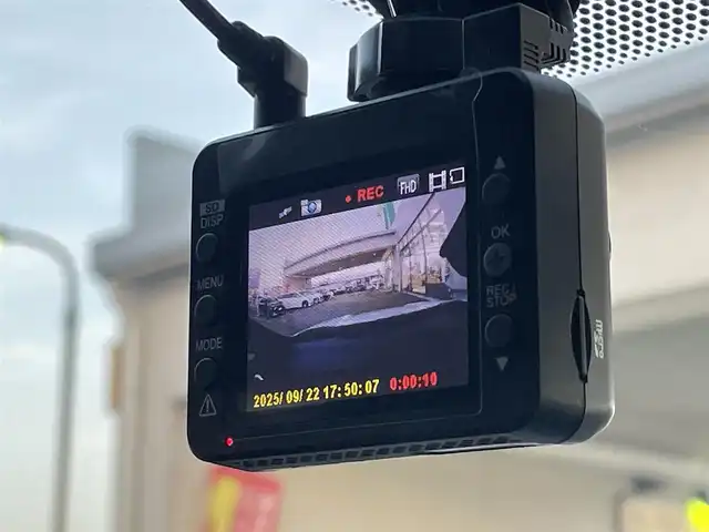 トヨタ ヤリスクロス ハイブリッド Z 大阪府 2023(令5)年 0.9万km プラチナホワイトパールマイカ 純正ディスプレイオーディオ/BT/USB/AppleCarPlay/AndroidAuto/360度カメラ/ハーフレザーシート/D席パワーシート/D/N席シートヒーター/ステアリングヒーター/追従機能付きクルーズコントロール/レーンキープアシスト/前後コーナーセンサー/前後ドラレコ(DRY-TW7550d)/LEDヘッドライト/オートハイビーム/純正フロアマット/純正18インチAW/ドアハンドルプロテクター/スペアキー/ETC