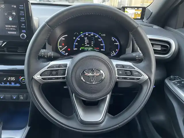 トヨタ ヤリスクロス ハイブリッド Z 大阪府 2023(令5)年 0.9万km プラチナホワイトパールマイカ 純正ディスプレイオーディオ/BT/USB/AppleCarPlay/AndroidAuto/360度カメラ/ハーフレザーシート/D席パワーシート/D/N席シートヒーター/ステアリングヒーター/追従機能付きクルーズコントロール/レーンキープアシスト/前後コーナーセンサー/前後ドラレコ(DRY-TW7550d)/LEDヘッドライト/オートハイビーム/純正フロアマット/純正18インチAW/ドアハンドルプロテクター/スペアキー/ETC
